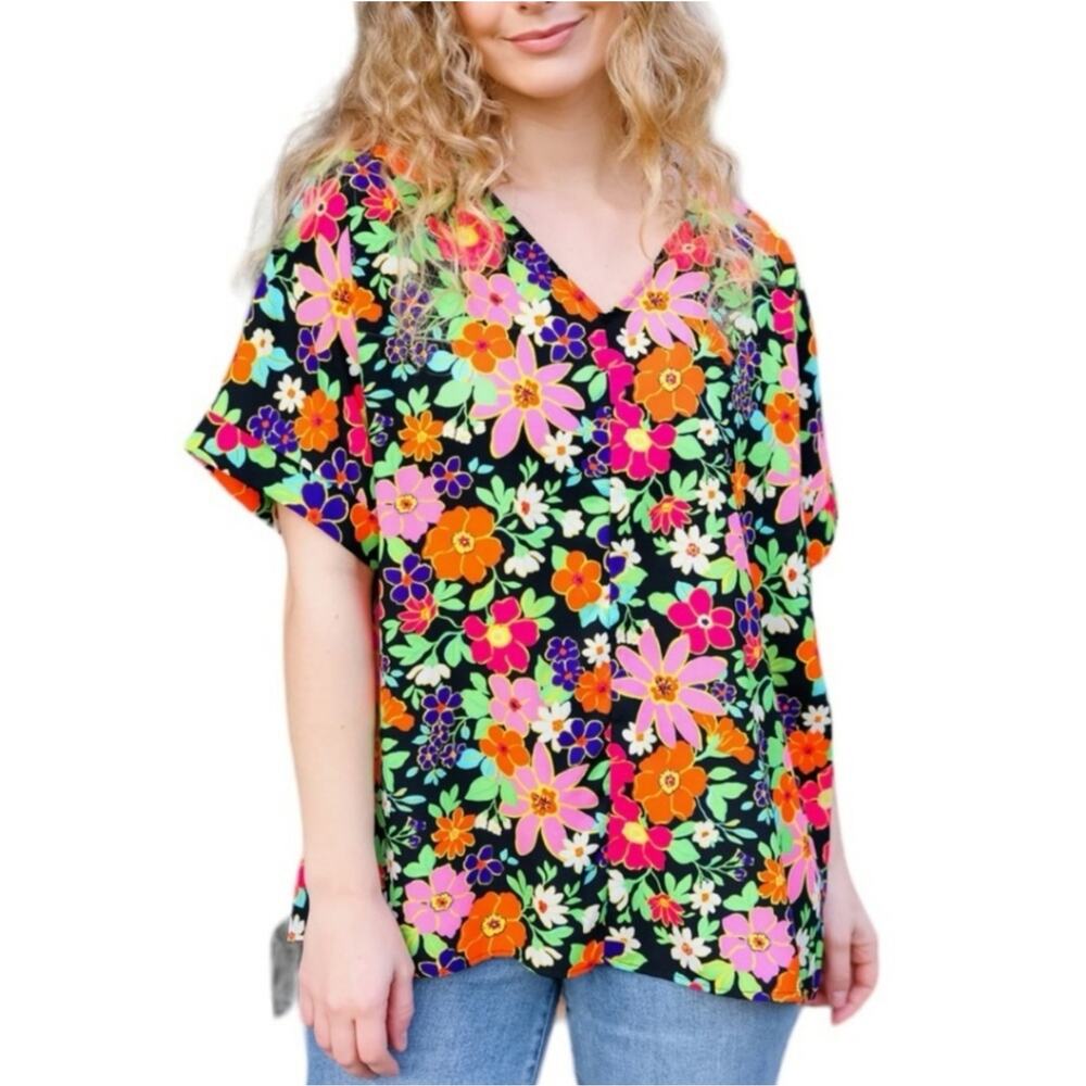 NWOT Haptics V Neck Floral Boxy Fit Short Sleeve Top Sz Small